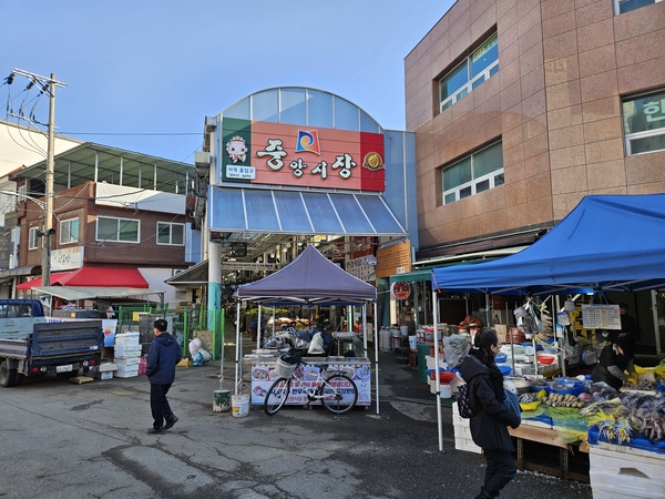 설 명절 연휴를 앞둔 안성 중앙시장. 2025.1.23 /김지원기자 zone@kyeongin.com