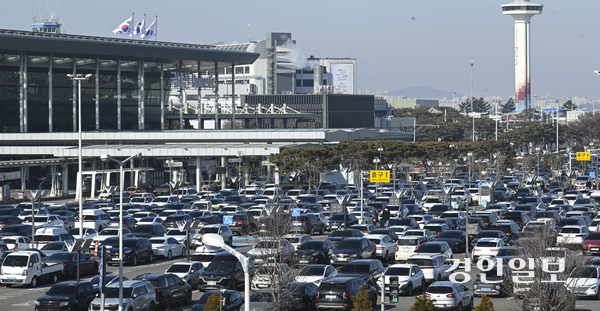 대명절 설 연휴를 앞둔 23일 오전 서울 김포국제공항 주차장이 차량으로 가득 차 있다. 2025.1.23 /이지훈기자 jhlee@kyeongin.com