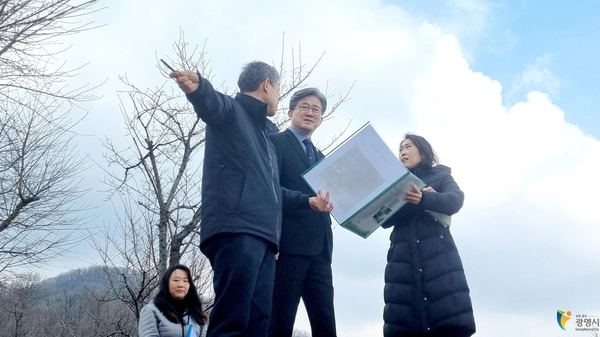 정순욱 광명시 부시장이 구름산지구 현장을 둘러보고 있다. /광명시 제공
