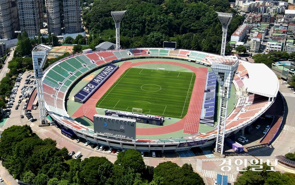 FC안양의 홈경기가 열리는 안양종합운동장 주경기장 전경. /안양시 제공