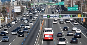 [화보] 설 연휴 첫날… 줄이은 귀성차량