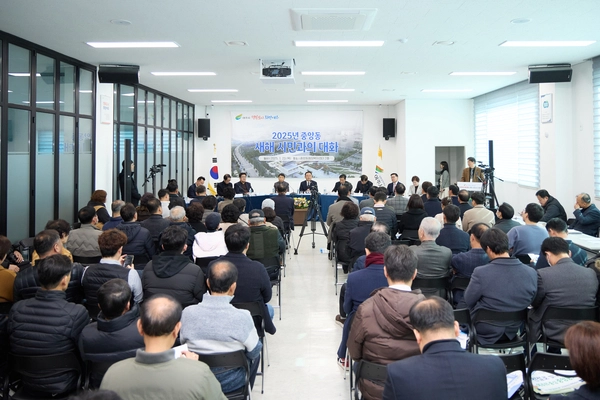 지난 23일 이충우 여주시장은 중앙동 행정복지센터에서 ‘2025년 새해 시민과의 대화’를 성황리에 개최했다. 2025.1.23 /여주시 제공