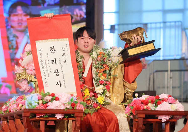 위더스제약 2025 태안설날장사씨름대회 한라장사에 등극한 박민교가 황소트로피를 들고 기념촬영을 하고 있다. 2025.1.29 /대한씨름협회 제공