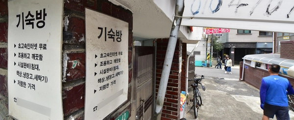 지난해 10월 28일 오전 인천시 미추홀구 인하대학교 후문의 한 건물에 기숙방 홍보문이 부착되어있다. 인하대 총학생회는 기숙사 건립 갈등 문제를 해결하기 위해 고충 민원을 국민권익위에 접수하기로 했다. 2024.10.28 /조재현기자 jhc@kyeongin.com