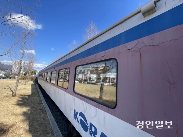 지난 25일 찾은 음악역 1939 내 ‘경춘선 시간여행거리 열차’ 외관은 전체적으로 색이 바랜 가운데 일부는 도색 페인트가 들뜨고 떨어져 나가면서 녹물 자국이 선명하게 나타나 있다. 가평/김민수기자 kms@kyeongin.com