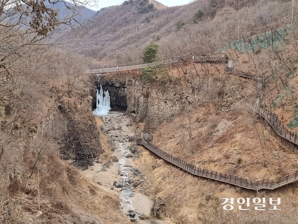 연천군 연천읍 고문리 소재 데크로드 산채로를 갖춘 재인폭포가 겨울철 연천군 대표관광지로 인기를 모으고 있다. 연천/오연근기자 oyk@kyeongin.com