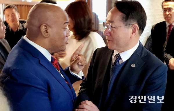유정복 인천시장이 19일(미국 현지시간) 미국 워싱턴D.C.에서 트럼프 미국 대통령에게 전달 할 인천상륙작전 기념식 초청장을 마크 번스 목사에서 전하고 담소를 나누고 있다. 2025.1.19 미국 워싱턴DC/김성호기자 ksh96@kyeongin.com