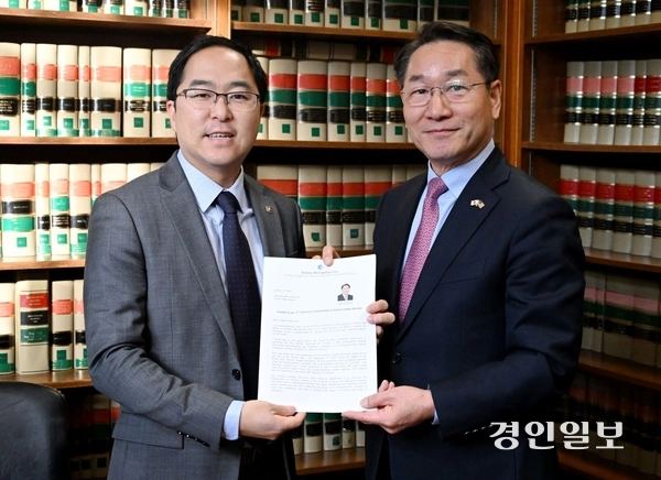 유정복 인천시장이 21일(현지시간) 미국 워싱턴DC에서 앤디 김 미국 상원의원과 면담을 마친 뒤 제75주년 인천상륙작전 기념행사 초청장을 전달하고 있다. 2025.1.21 /인천시 제공