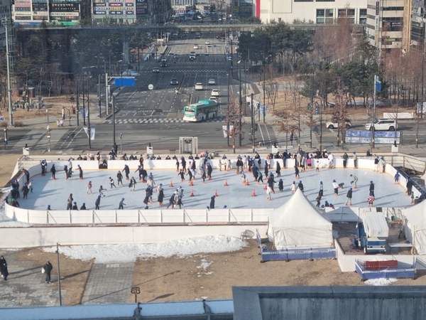 경기도가 북부청사 ‘경기평화광장’에 겨울마다 조성하고 있는 스케이트장. 매 겨울 이용객이 늘어나고 있다./경기도 제공