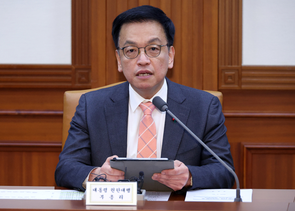 최상목 대통령 권한대행 부총리 겸 기획재정부 장관이 22일 정부서울청사에서 국정현안관계장관회의 겸 경제관계장관회의를 하고 있다. 2025.1.22 /연합뉴스