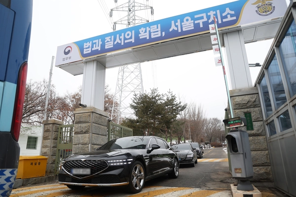 윤석열 대통령 접견을 마친 정진석 대통령비서실장 등 대통령실 참모들이 탄 것으로 추정되는 차량이 31일 오전 경기도 의왕시 서울구치소를 빠져나오고 있다. 2025.1.31 /연합뉴스