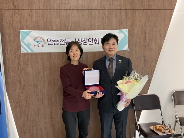 평택 안중전통시장 상인회 권혜정 회장(왼쪽)이 이병진 의원에게 감사패를 수여하고 있다. /이병진 국회의원실 제공