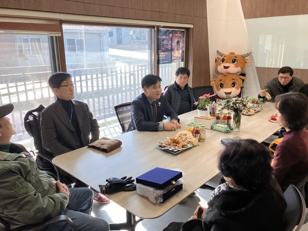 이병진 의원이 최근 평택 안중전통시장 권혜정 회장 등 임원진들을 만나 대화하고 있다. /이병진 국회의원실 제공