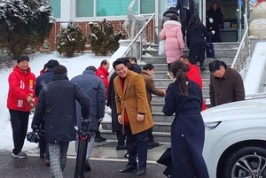 흩날리는 눈발 속 선거운동… 강화군 시의원 재보선 ‘열기’