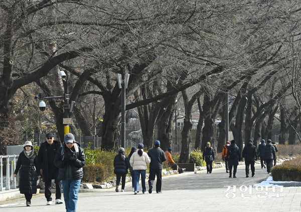 절기상 입춘(立春)을 앞두고 한파가 잠시 주춤한 2일 오전 과천시 서울대공원이 나들이 나온 시민들로 붐비고 있다. 2025.2.2 /이지훈기자 jhlee@kyeongin.com
