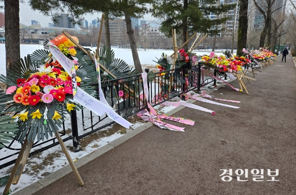 지난달 31일 오전 과천시 고위공직자범죄수사처 앞 거리에 설치된 화환이 널브러져 있다. 2025.1.31 /김태강기자 think@kyeongin.com