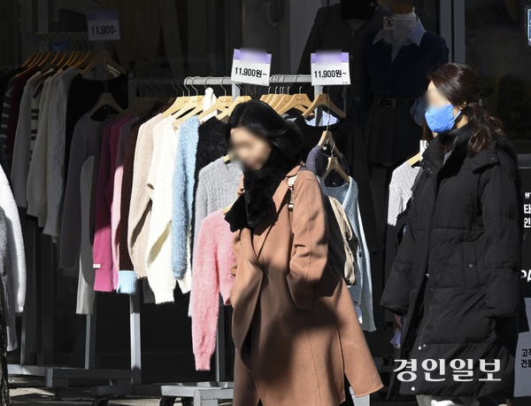 절기상 입춘(立春)인 3일 기온이 큰 폭으로 떨어진 가운데 수원시 한 거리에서 두꺼운 옷을 입은 시민들이 진열된 봄옷 옆을 지나가고 있다. 2025.2.3 /이지훈기자 jhlee@kyeongin.com