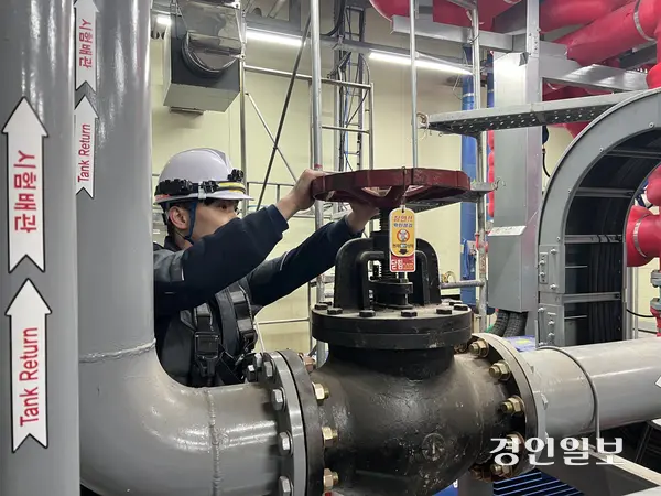 3일 안산 단원구 의약품 제조 공장 내 펌프실. 공장 안전관리자가 펌프 작동을 통해 압력 수치를 확인하고 있다. 2025.2.3 /조수현기자 joeloach@kyeongin.com