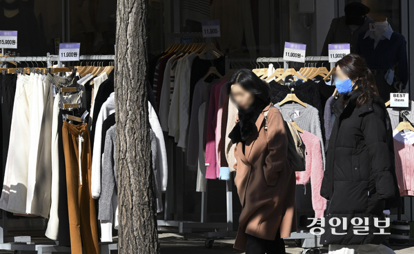 절기상 입춘(立春)인 3일 기온이 큰 폭으로 떨어진 가운데 두꺼운 옷을 입은 시민들이 진열된 봄옷 옆을 지나가고 있다. 기상청은 영하 10도를 밑도는 강력한 한파가 예보됨에 따라 이날 저녁 9시를 기해 경기도 전역에 한파특보를 발효했다. 2025.2.3 /이지훈기자 jhlee@kyeongin.com