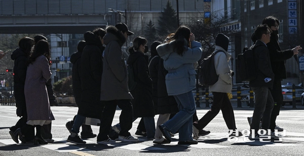 전국 대부분 지역 기온이 크게 떨어진 4일 오전 군포시 산본로데오거리 인근에서 외투로 중무장한 시민들이 발걸음을 재촉하고 있다. 2025.2.4 /이지훈기자 jhlee@kyeongin.com