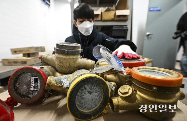 전국 대부분 지역 기온이 크게 떨어진 4일 오전 수원시 장안구 수원 상수도사업소에서 직원이 관내에서 수거된 동파 계량기를 정리하고 있다. 2025.2.4 /이지훈기자 jhlee@kyeongin.com