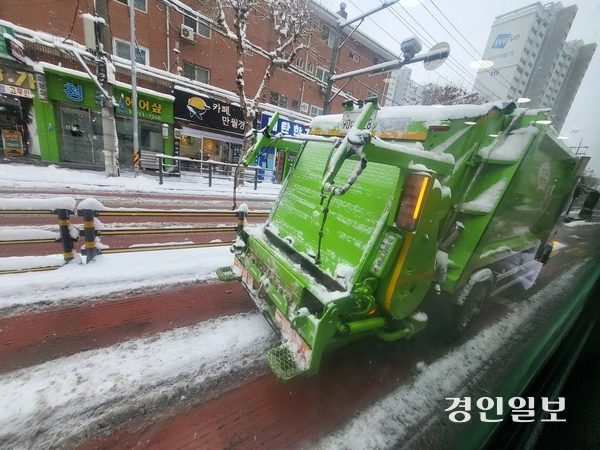 수원시 내 한 생활쓰레기 수거업체 차량에 환경미화원들이 사용하는 발판과 손잡이가 설치돼 있다. 2025.1.31 /독자제공