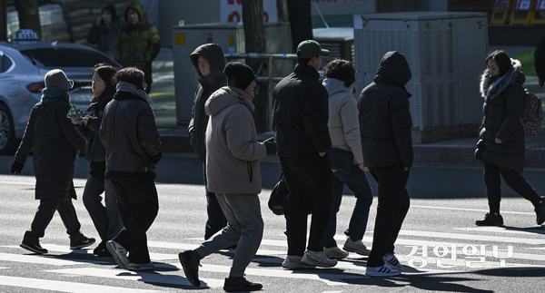 전국 대부분 지역 기온이 크게 떨어진 4일 오전 군포시 산본로데오거리 인근에서 외투로 중무장한 시민들이 발걸음을 재촉하고 있다. 2025.2.4 /이지훈기자 jhlee@kyeongin.com