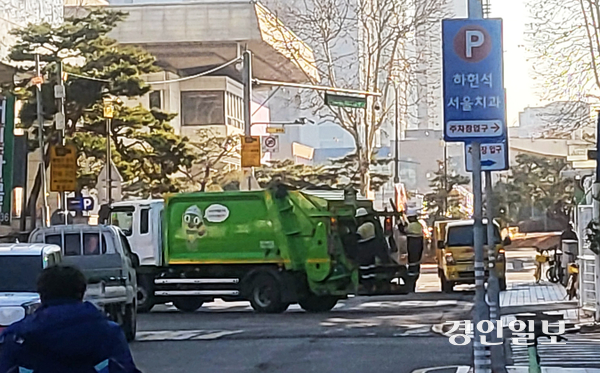 수원시 생활쓰레기 수거업체 환경미화원들이 수거차량 발판에 올라 이동을 하고 있다. /독자 제공