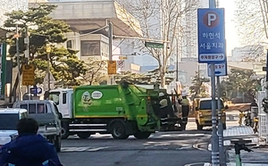 적재함뒤 미화원 ‘위험한 탑승’… 관리 손놓은 지자체