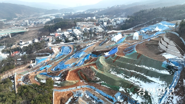 용인시 고기동 산 비탈면에 사회복지시설 조성을 두고 주민들이 통학로에 산사태 등 위험요소가 있다며 목소리를 내고 있다. 사진은 용인시 고기동 사회복지시설 공사 현장. /경인일보DB
