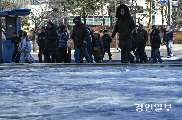 전국 대부분 지역 기온이 크게 떨어진 4일 오전 군포시 산본로데오거리 인근에서 외투로 중무장한 시민들이 발걸음을 재촉하고 있다. 2025.2.4 /이지훈기자 jhlee@kyeongin.com