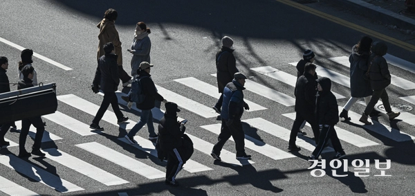 전국 대부분 지역 기온이 크게 떨어진 4일 오전 군포시 산본로데오거리 인근에서 외투로 중무장한 시민들이 발걸음을 재촉하고 있다. 2025.2.4 /이지훈기자 jhlee@kyeongin.com
