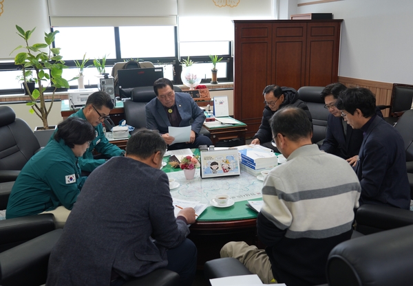 안성시의회가 대설경보 대처 상황 점검 과정에서 자연부락 및 골목길 제설 대책이 미흡하다고 지적한 뒤 대책 마련을 집행부에 요구했다.  2025.2.4 /안성시의회 제공