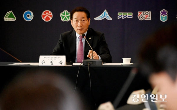 유정복(인천시장) 대한민국시도지사협의회 회장이 국정 안정과 민생 회복을 위해 중앙정부와 지방정부 간 긴밀한 협력이 필요하다고 다시 한번 강조했다. 사진은 신년 기자회견 모습. 2025.1.13 /인천시 제공