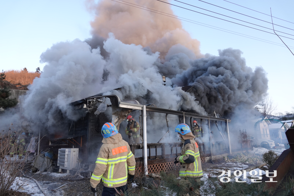 4일 오후 5시10분께 양평군 옥천면의 한 1층짜리 단독주택에서 불이 나 부부 2명이 심정지 상태로 발견됐다. 2025.2.4 /경기도소방재난본부 제공