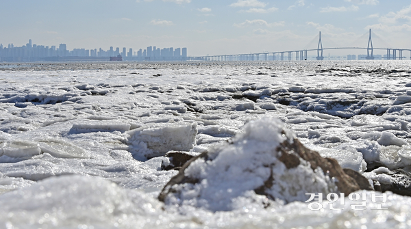 전국 대부분 지역에 한파특보가 내려진 4일 오전 인천시 중구 영종동에서 바라본 인천 앞바다가 얼어붙어있다. 2025.2.4 /조재현기자 jhc@kyeongin.com