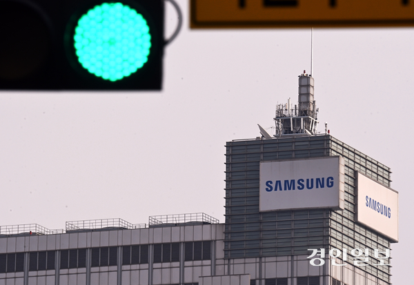 항소심 무죄 판결로 사법 리스크를 해소한 이재용 삼성전자 회장이 부진한 반도체 사업 등 작금의 위기를 벗어나기 위해 광폭 행보를 보여 경기도 내 지역사회도 활력을 기대하고 있다. 4일 오후 수원시 영통구 삼성전자 본사 앞에 청색 신호등이 들어 와 있다. 2025.2.4 /최은성기자 ces7198@kyeongin.com