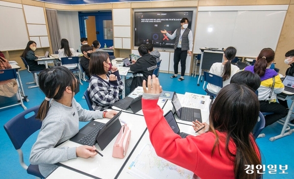 태블릿을 활용해 수업하는 학교 모습. /경인일보DB