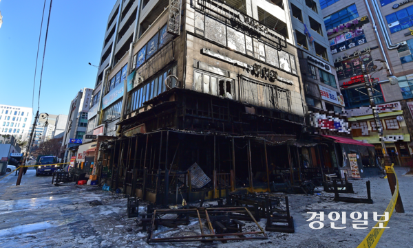 4일 오전 인천시 남동구 구월동 로데오거리 한 상가의 일부가 전날 발생한 화재로 인해 형태를 알아보기 힘들 정도로 타버렸다. 2025.2.4 /조재현기자 jhc@kyeongin.com