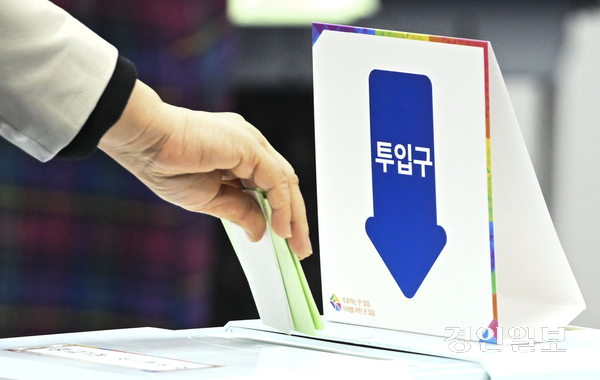 투표함에 투표용지를 넣는 시민 모습. /경인일보DB