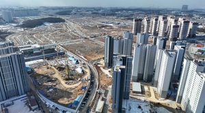 ‘평택 화양지구’ 공사 멈추고 공방… 시공사 혹은 조합, 지연은 누구 탓
