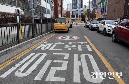 5일 인천시 남동구 인천성리초등학교 앞 어린이 보호구역 도로에 불법 주정차 차량들이 세워져 있다. 2025.2.5 /김용국기자 yong@kyeongin.com