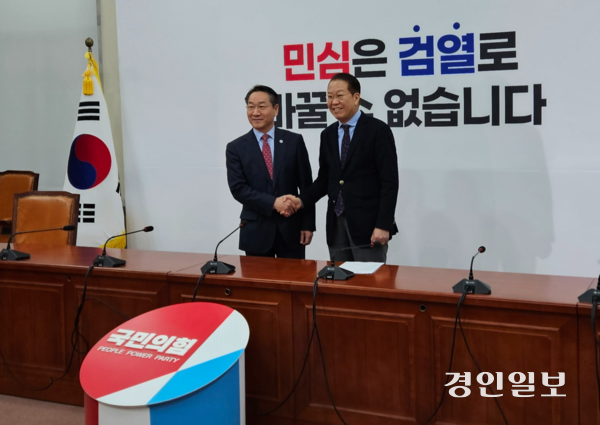 전국 시도지사협의회장인 유정복 인천시장이 5일 국회에서 권영세 국민의힘 비대위원장을 만나  탄핵 정국에서 정치권과 지방 정부간 협력을 모으기 위해 의견을 교환했다. 2025.2.5 /정의종 기자 jej@kyeongin.com