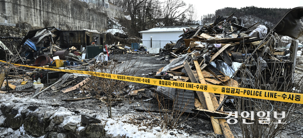 지난 4일 양평군 옥천면 한 단독주택에서 발생한 화재로 2명이 사망한 가운데 5일 오전 화마가 휩쓸고 간 현장이 처참한 모습을 보이고 있다. 경찰은 ‘아버지가 불을 질렀다’는 내용의 자녀 신고를 토대로 방화에 무게를 두고 정확한 사건 경위를 조사 중이다. 2025.2.5 /이지훈기자 jhlee@kyeongin.com