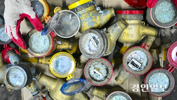 기온이 큰 폭으로 떨어지며 전국 대부분 지역에 한파특보가 발효된 4일 오전 수원시 장안구 수원상수도사업소에서 직원이 관내에서 수거된 동파계량기를 정리하고 있다. 기상청은 강력한 한파가 이번 주말까지 이어지는 만큼 기온 변화로 인한 건강관리에 유의해야 한다고 당부했다. 2025.2.4 /이지훈기자 jhlee@kyeongin.com