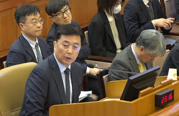 홍장원 전 국가정보원 제1차장이 4일 서울 종로구 헌법재판소에서 열린 윤석열 대통령 탄핵심판 5차 변론기일에 증인으로 출석해 발언하고 있다. 2025.2.4 /연합뉴스