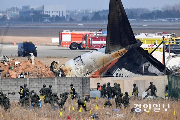 지난해 12월 30일 오전 전남 무안국제공항에서 군인들이 전날 발생한 제주항공 여객기 충돌 폭발 사고 잔해를 수색하고 있다. 2024.12.30 /이지훈기자 jhlee@kyeongin.com