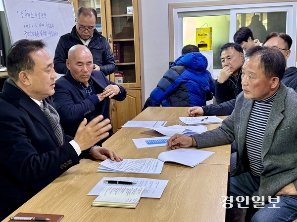 이충우 여주시장은 지난 5일 왕대1리 마을회관에서 열린 ‘도시가스사업 관련 주민간담회’에 참석해 주민들의 민원을 듣고 중재에 나섰다. 2025.2.4 여주/양동민기자 coa007@kyeongin.com
