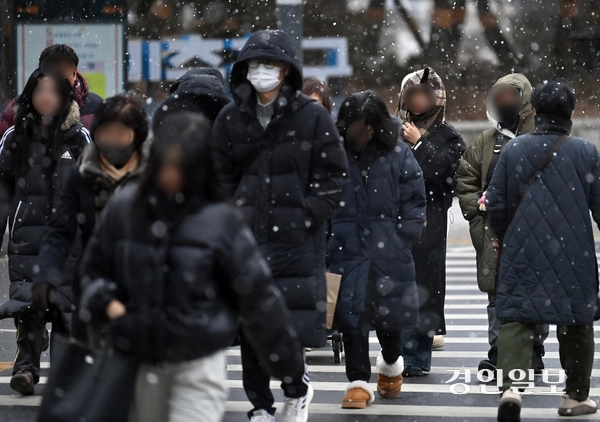 6일 오후 인천에 대설주의보가 발효된 가운데 남동구 구월동의 한 횡단보도에서 두터운 외투를 입은 시민들이 건너고 있다. 2025.2.6 /김용국기자yong@kyeongin.com