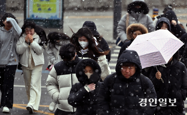 6일 오후 인천에 대설주의보가 발효된 가운데 남동구 구월동의 한 횡단보도에서 두툼한 외투를 입은 시민들이 몸을 움츠리며 건너고 있다. 2025.2.6 /김용국기자 yong@kyeongin.com